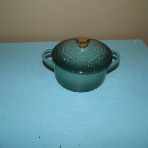 Le Creuset Noel Collection Mini Cocotte Star Handle 24 oz Artichaut